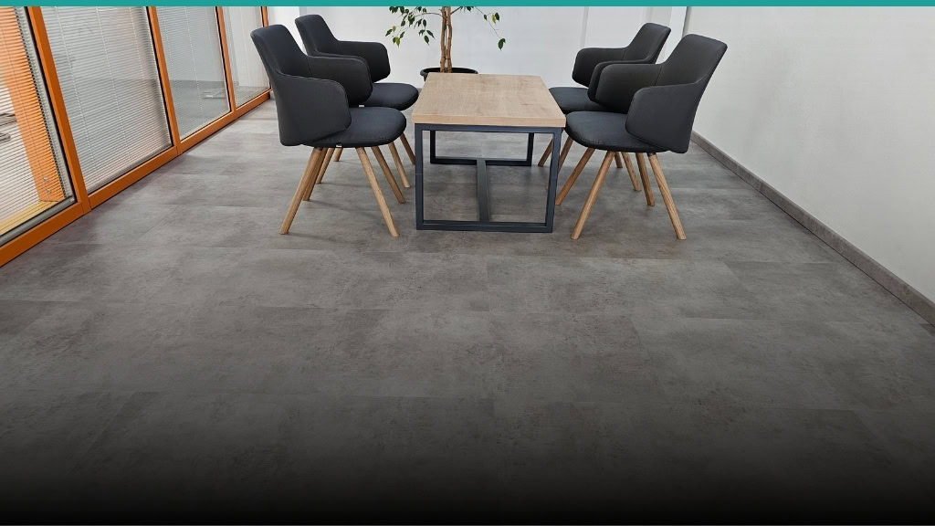 Záber na miestnosť s vinylovou podlahou s dekorom kameňa BUKOMA STONE U-CLICK